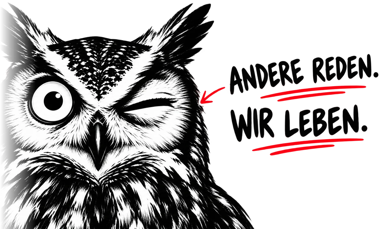 Zeichnung eines zwinkernden Uhus mit der handschriftlichen Notiz: Andere reden. Wir leben.